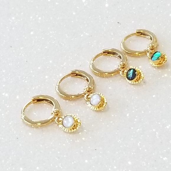 Small golden huggie hoop earring - Picture 7 of 8